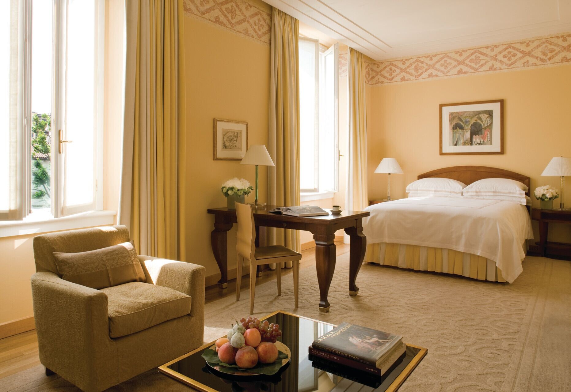 DELUXE, KING BED