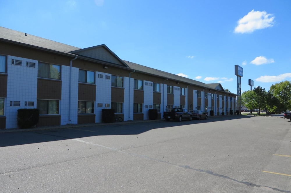 Grand Inn Fargo 4/32