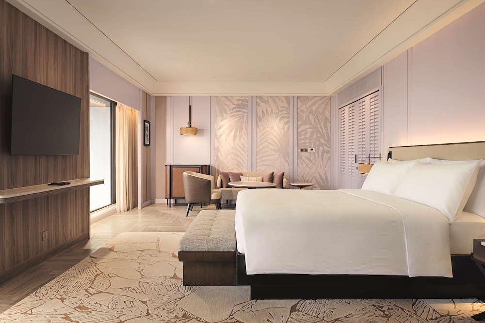 Governor, Suite, King Bed