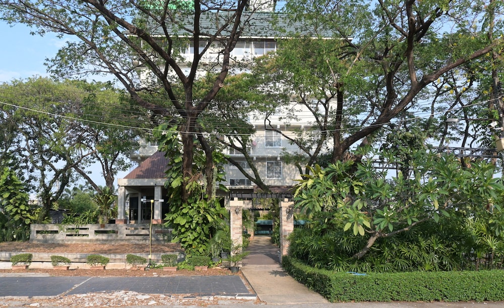 Rattana Park Hotel 93/98