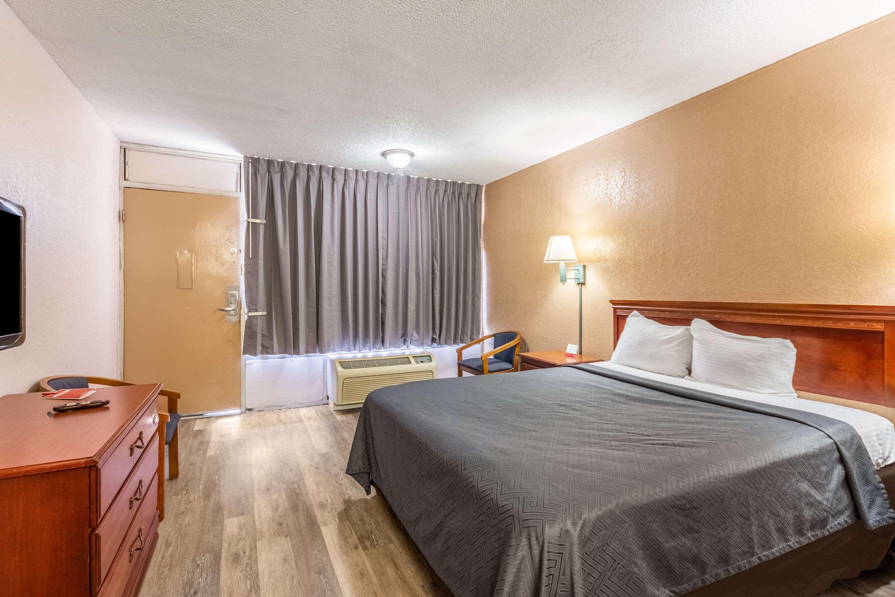 ROOM, QUEEN BED