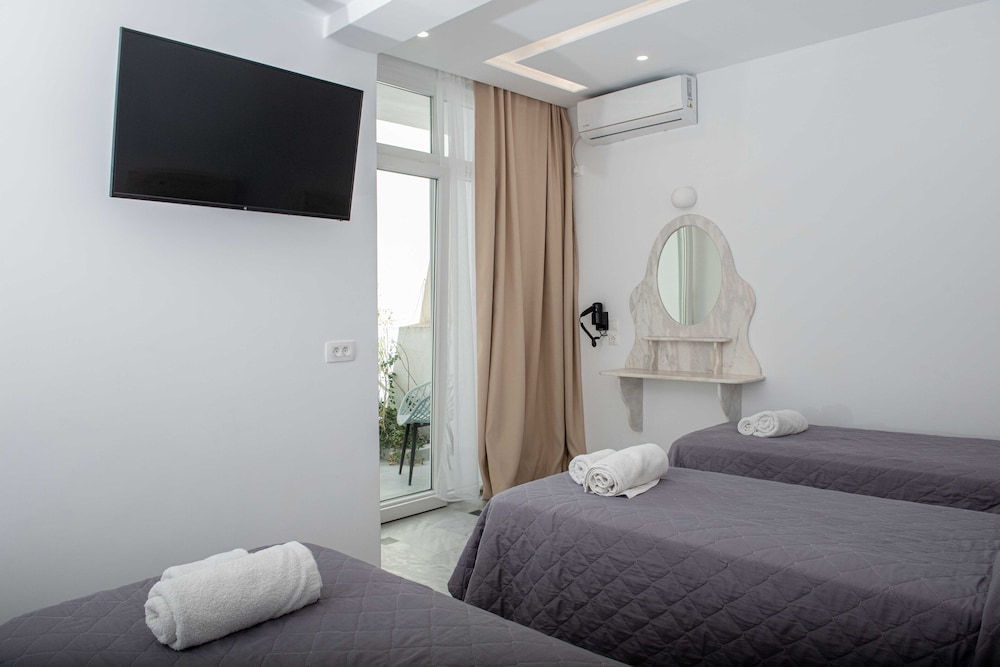 ROOM, QUADRUPLE