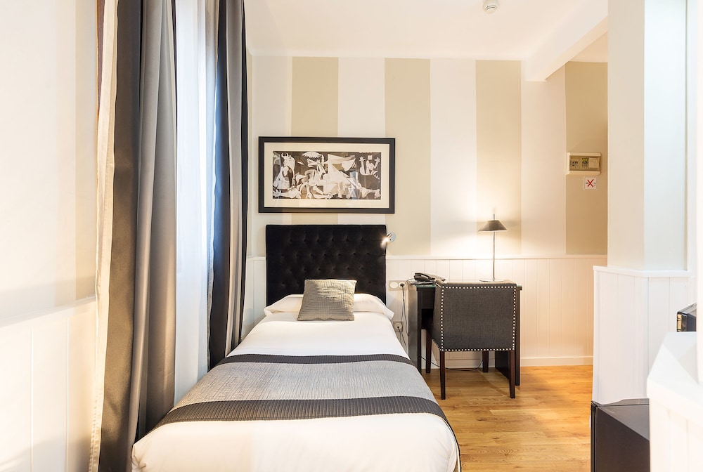 ROOM, SINGLE, SINGLE BED