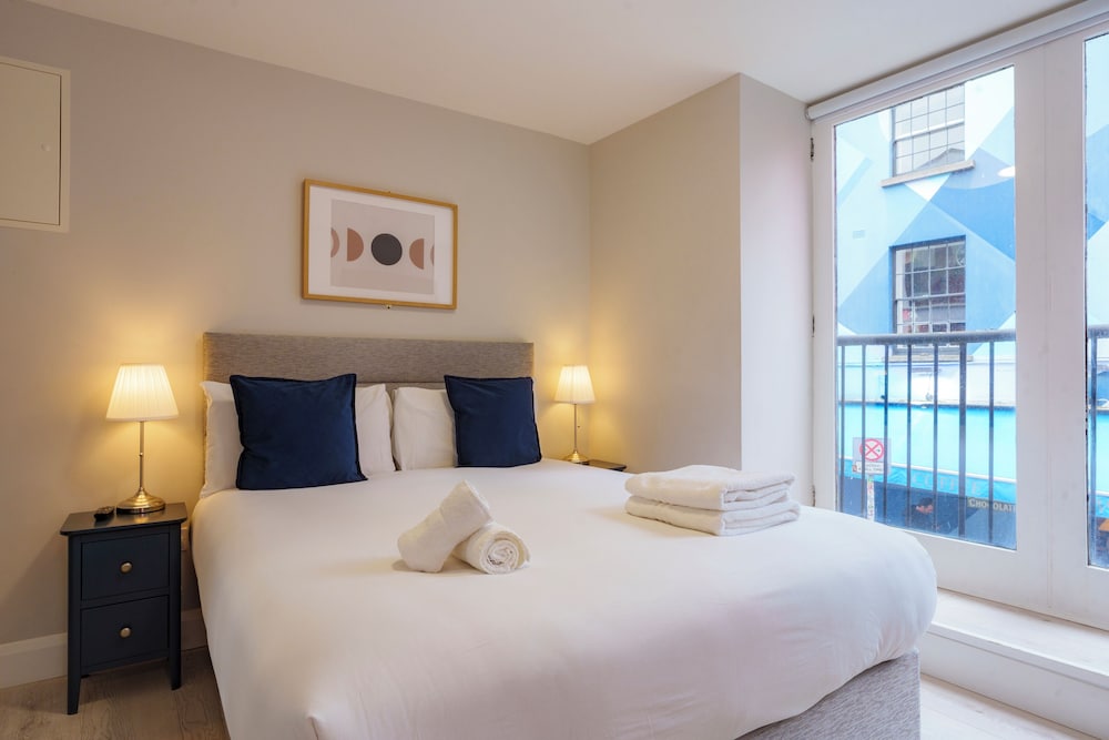 COMFORT, QUEEN BED