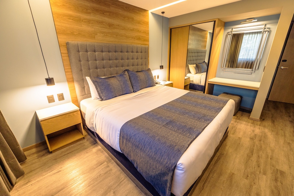 SUITE, QUEEN BED