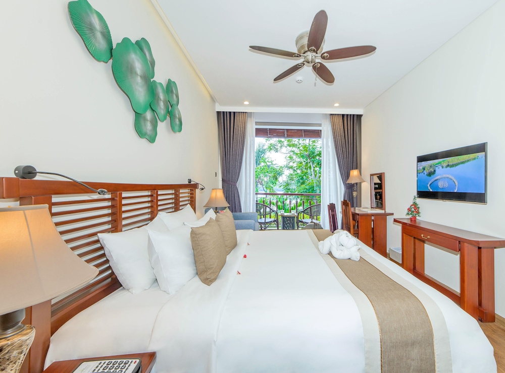 2 Bedrooms, River, Villa, King and Twin Beds