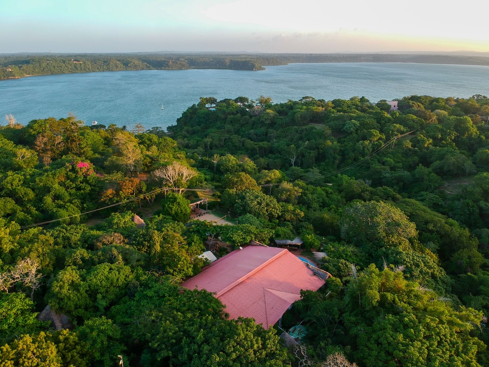 DISTANT RELATIVES ECOLODGE & BACKPACKERS 17/50