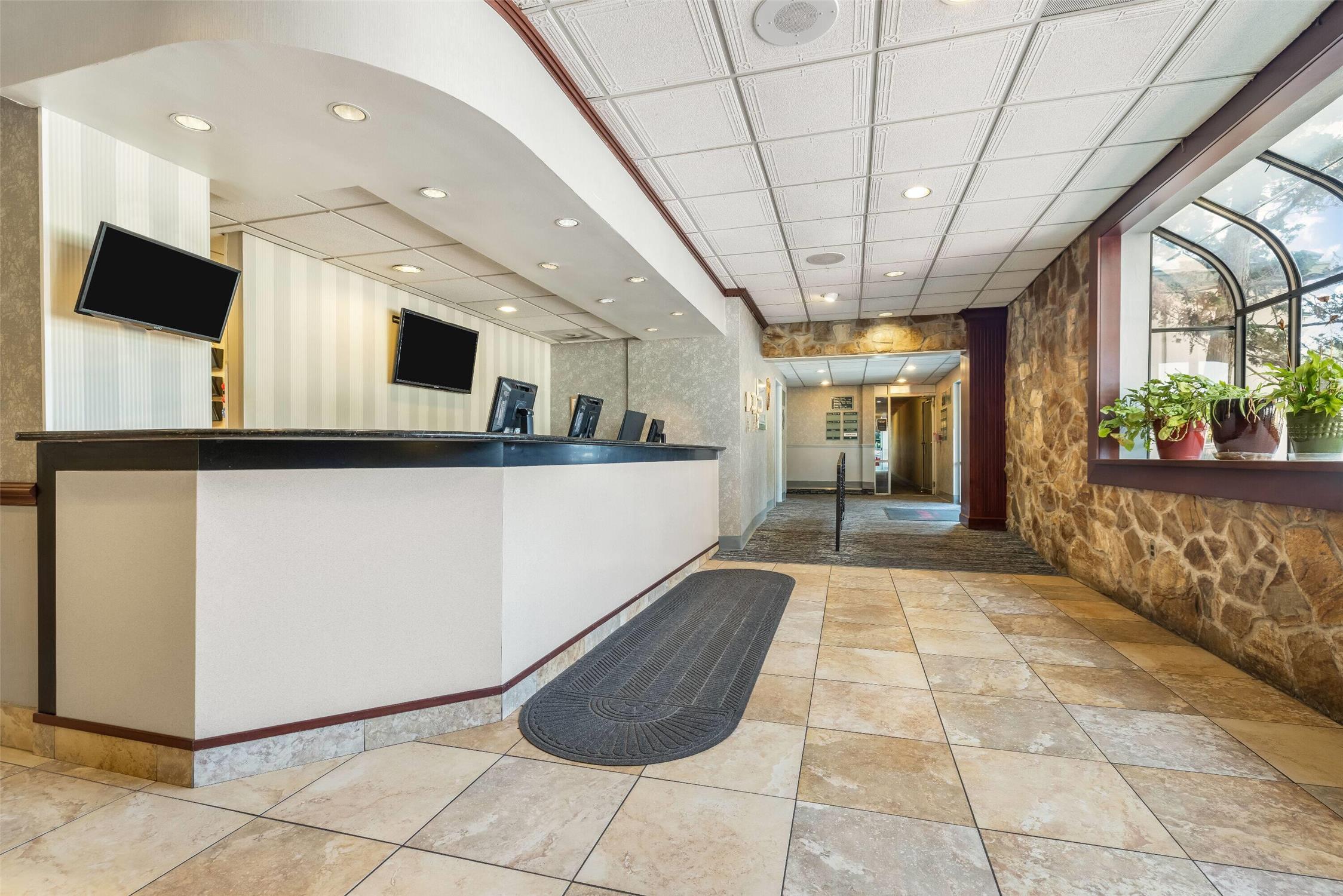 Ramada by Wyndham State College Hotel & Conference Center 4/40