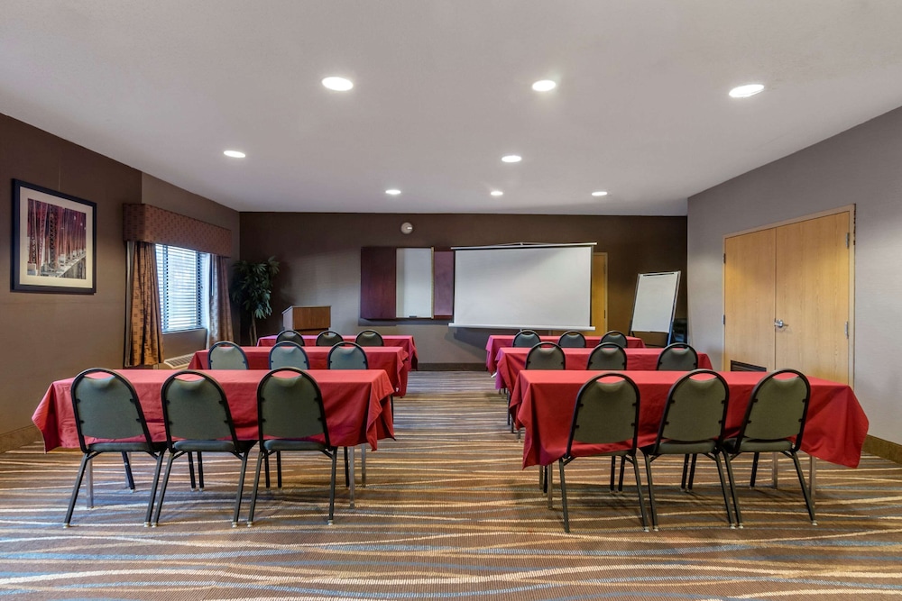 Comfort Inn and Suites Lees Summit Kansas City 35/50