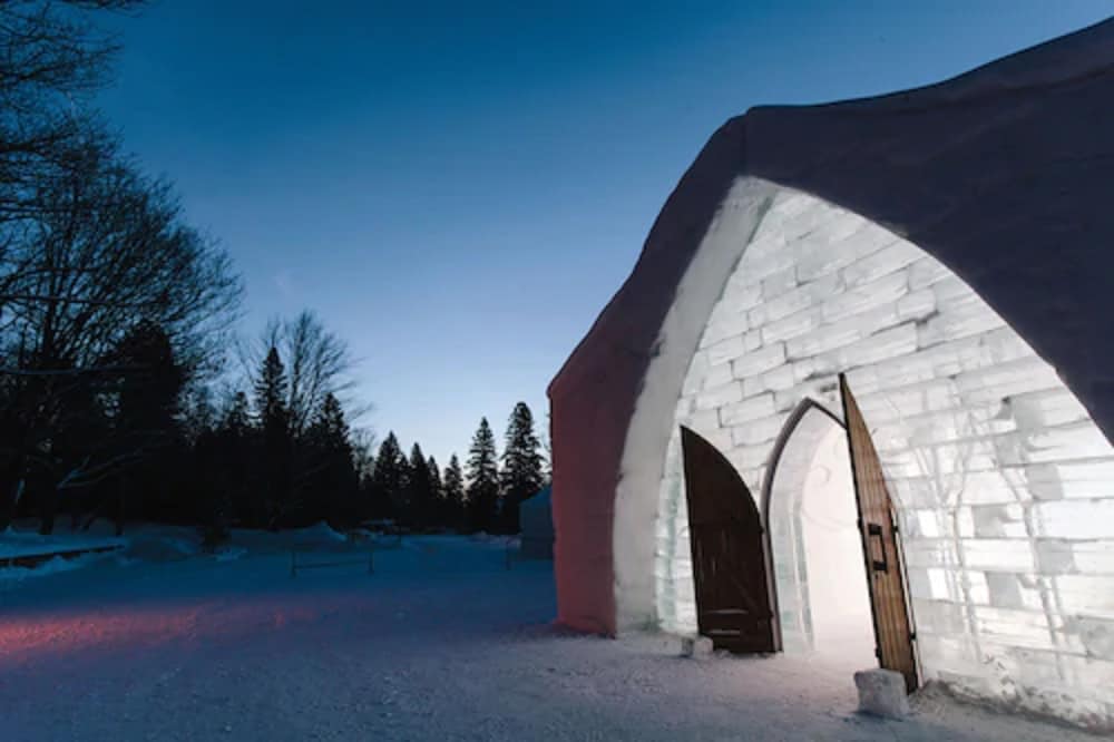 Hotel De Glace (Ice Hotel) 28/36