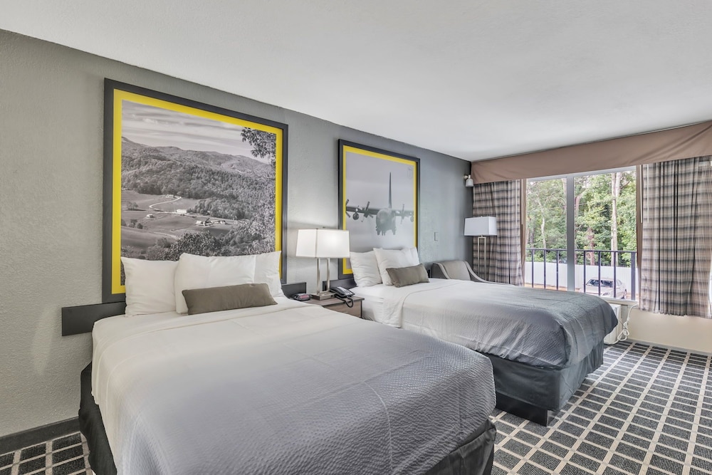 Super 8 by Wyndham Morganton 10/50