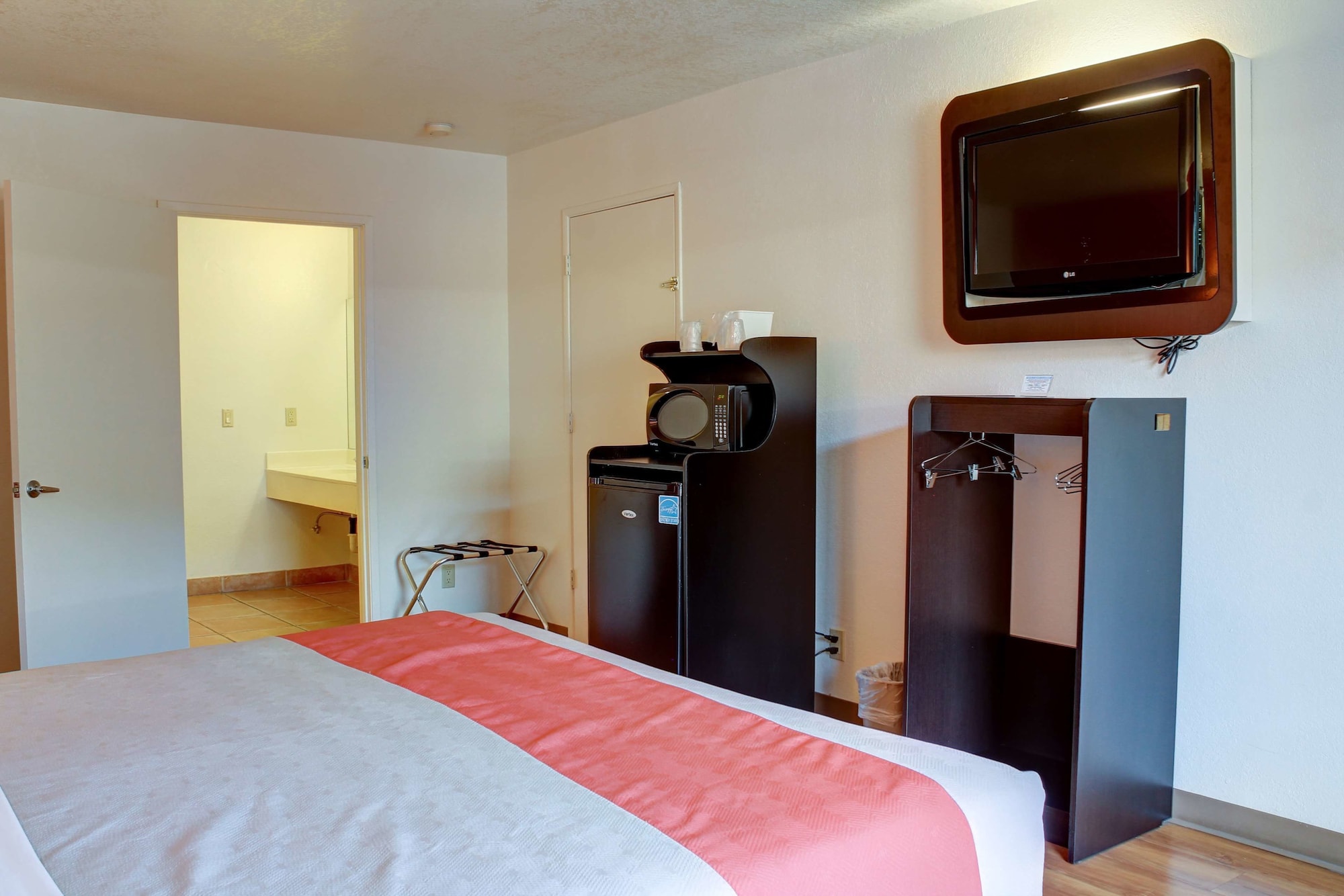 غرفة قياسية بسرير كينج لذوي الإعاقة، Motel6 Bishop, CA 2/8