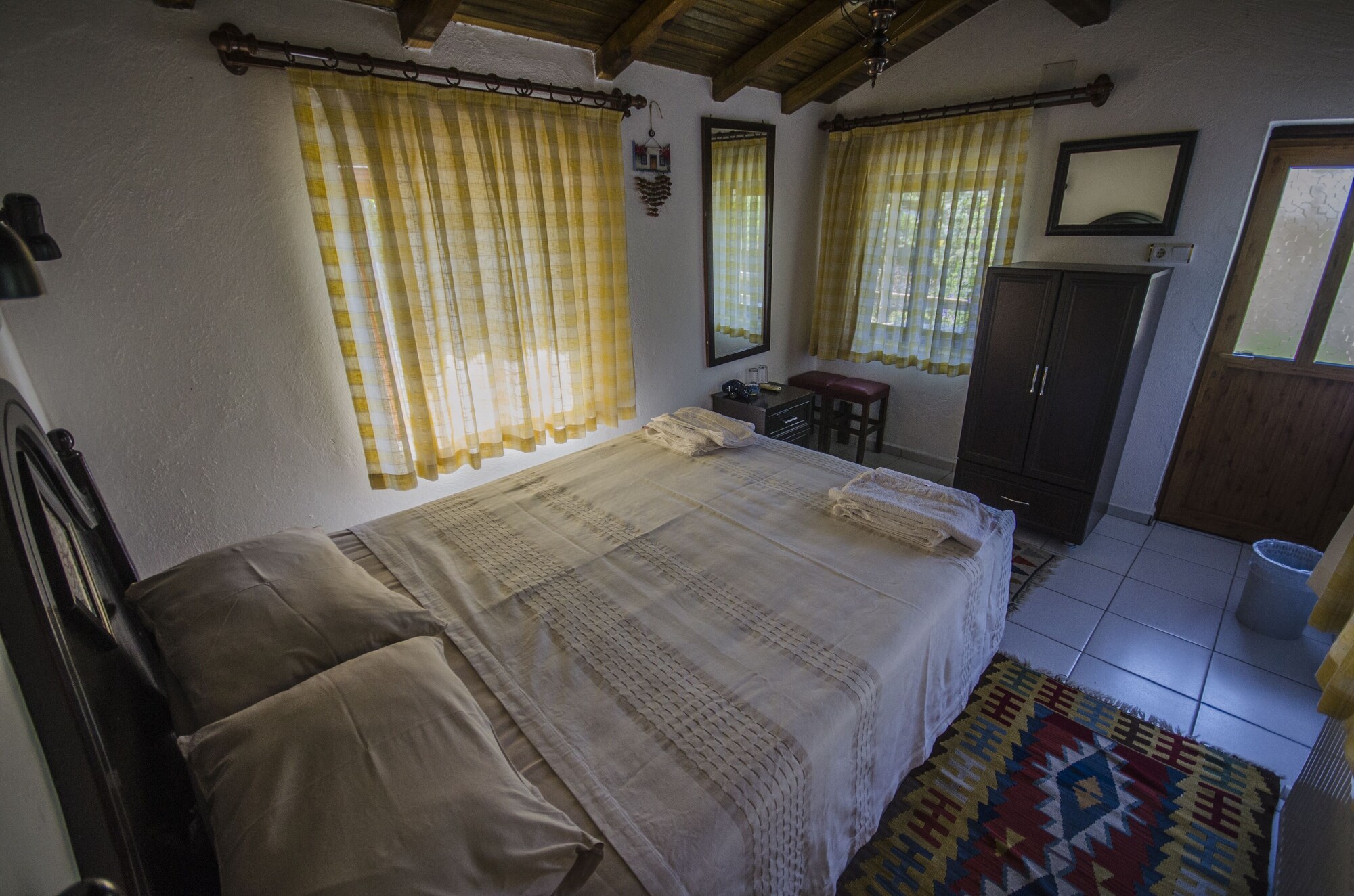 GRAND, QUEEN BED