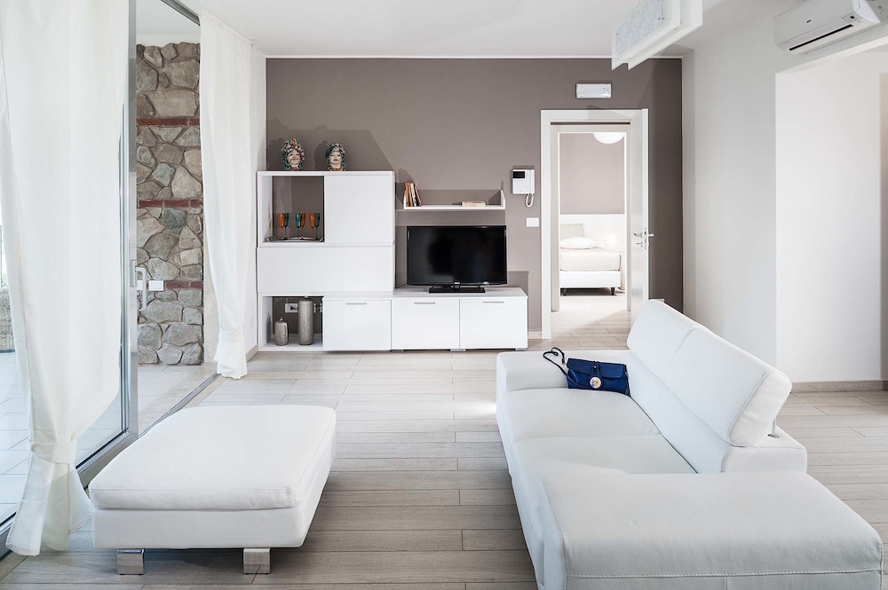 Isola Bella Infinity Suites 12/50