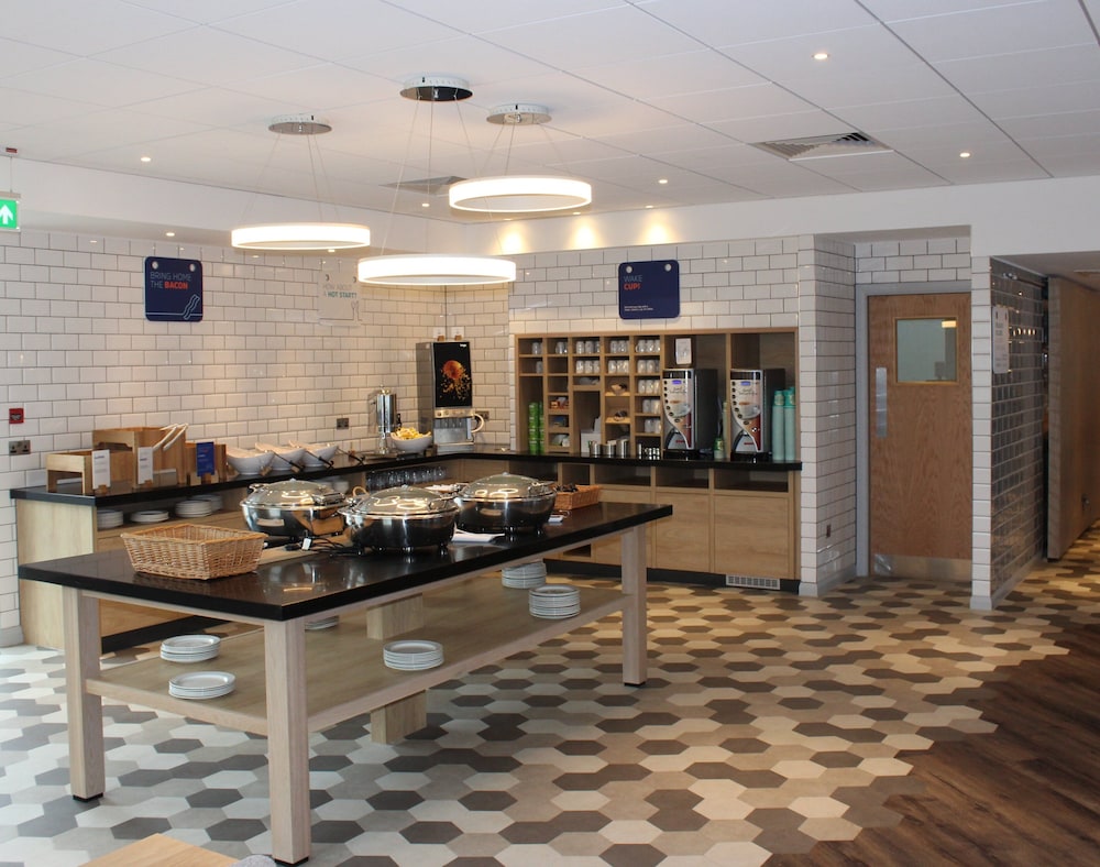 HOLIDAY INN EXPRESS KASSAM STADIUM 11/72