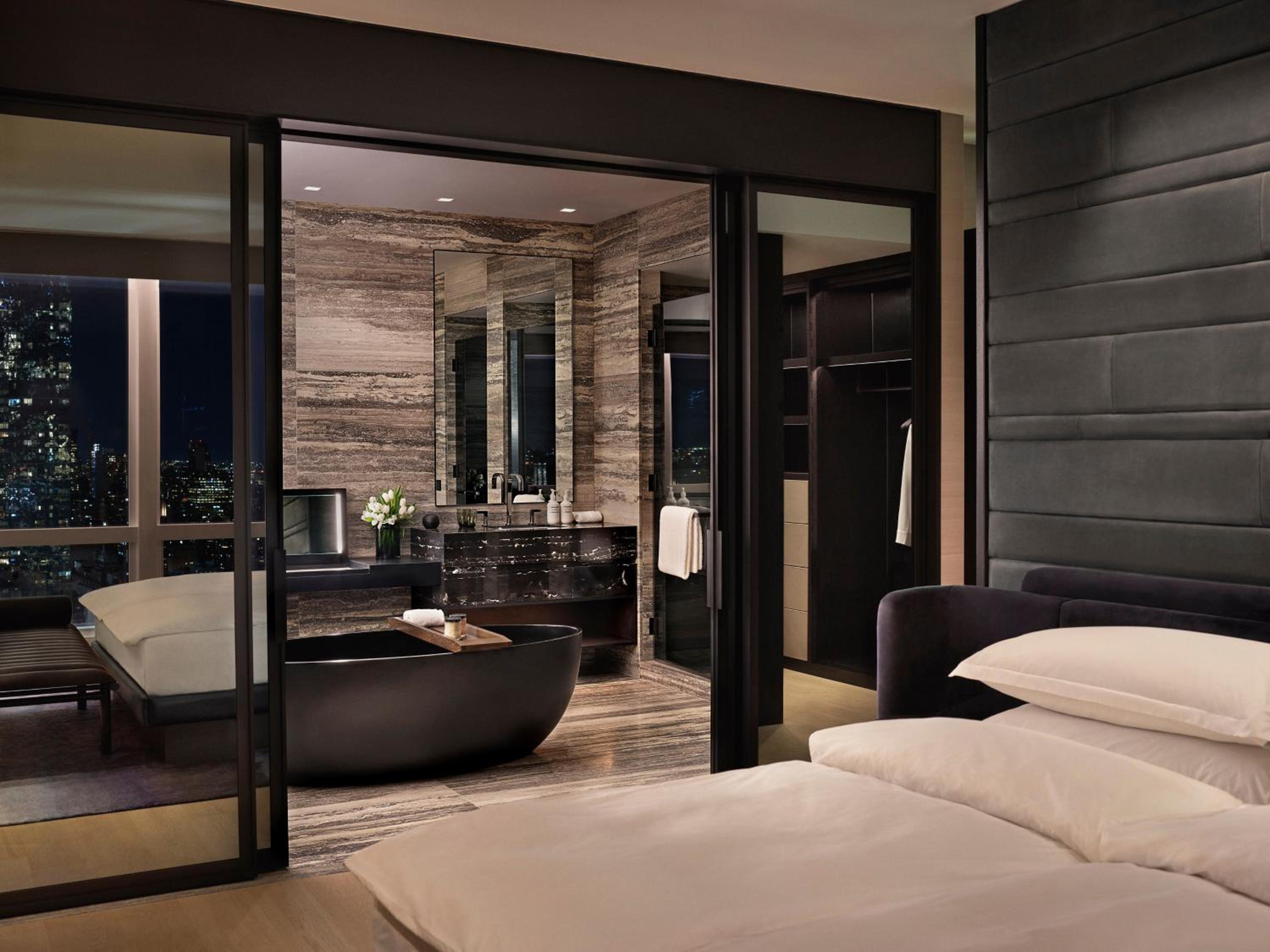 1 Bedroom, Executive, Suite, King Bed, Skyline View, Corner