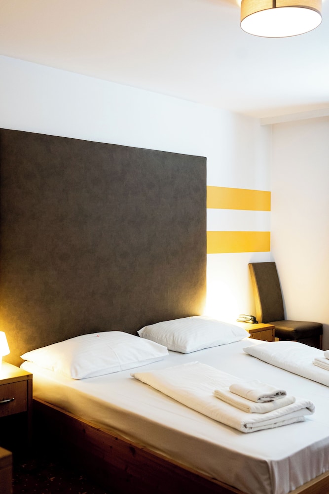 Lenas Donau Hotel 10/47