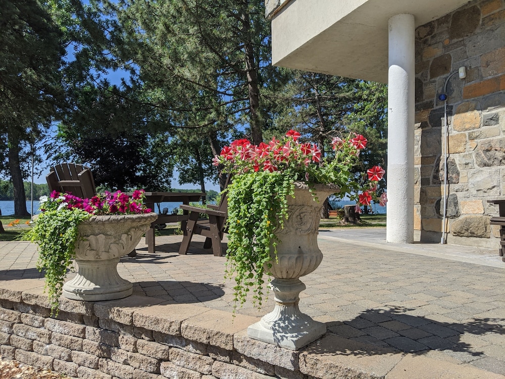 Manoir D'youville 50/50