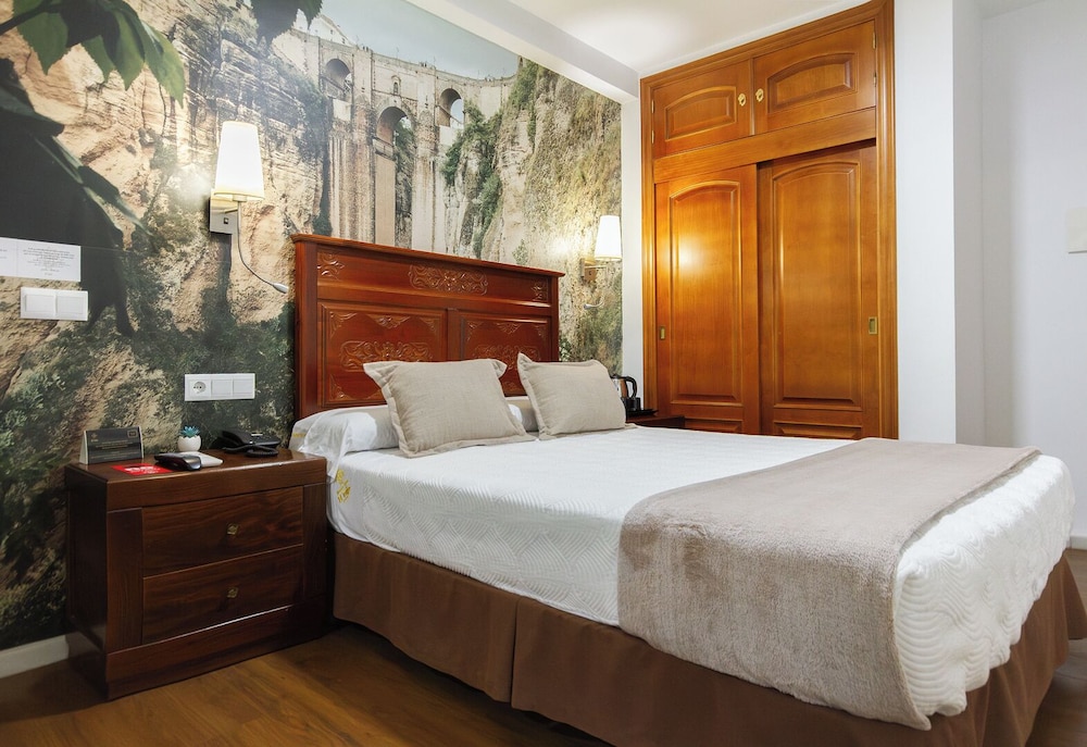 ROOM, QUADRUPLE