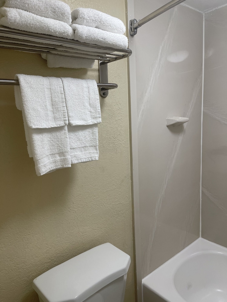 Hole Inn the Wall Hotel - Sunset Plaza - Fort Walton Beach 50/50