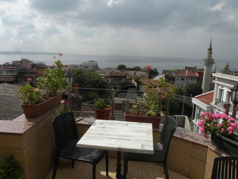 Agora Boutique Hotel & Bistro 32/50