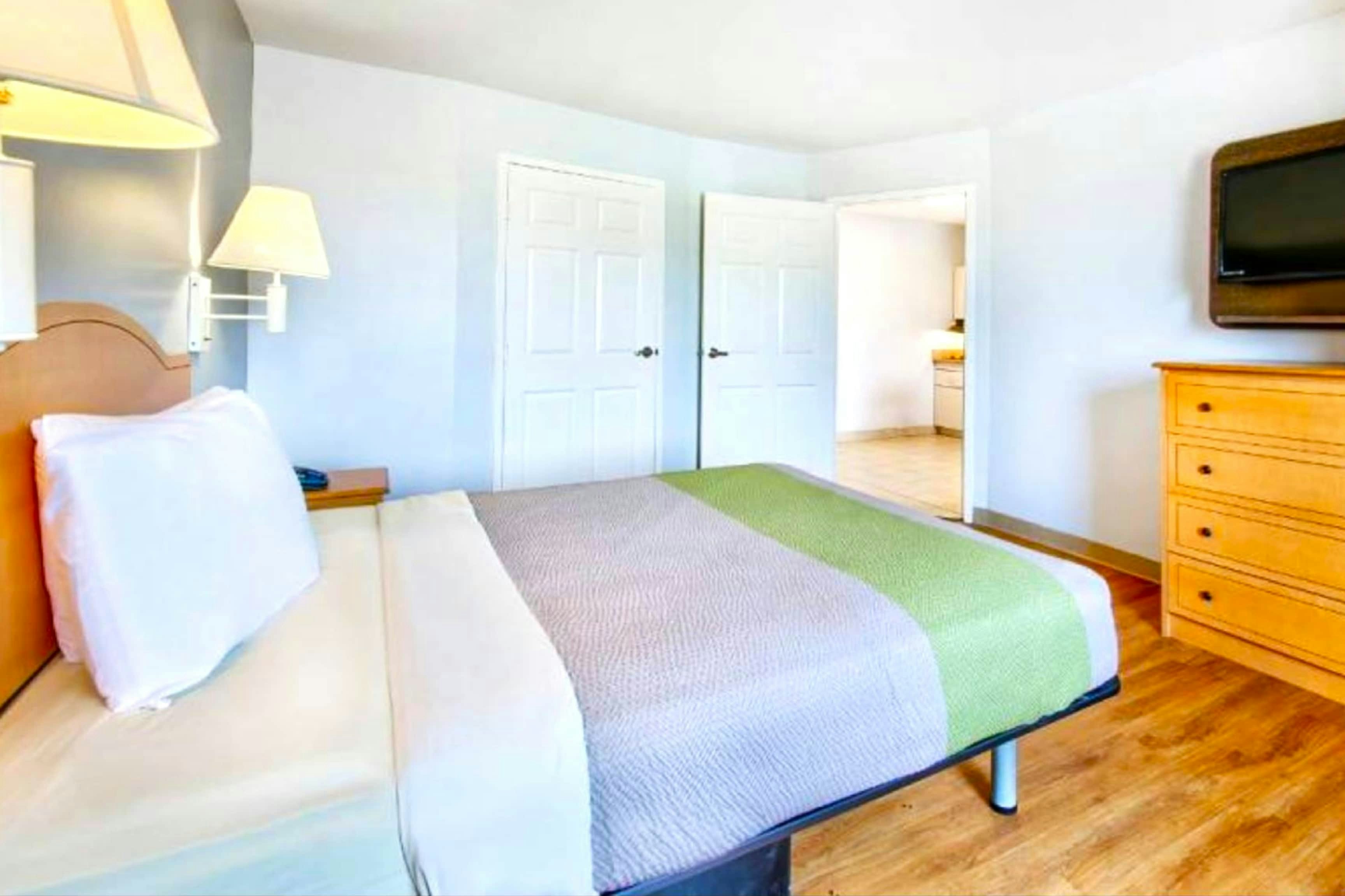 2 Full Beds with Kitchenette Non - Smoking