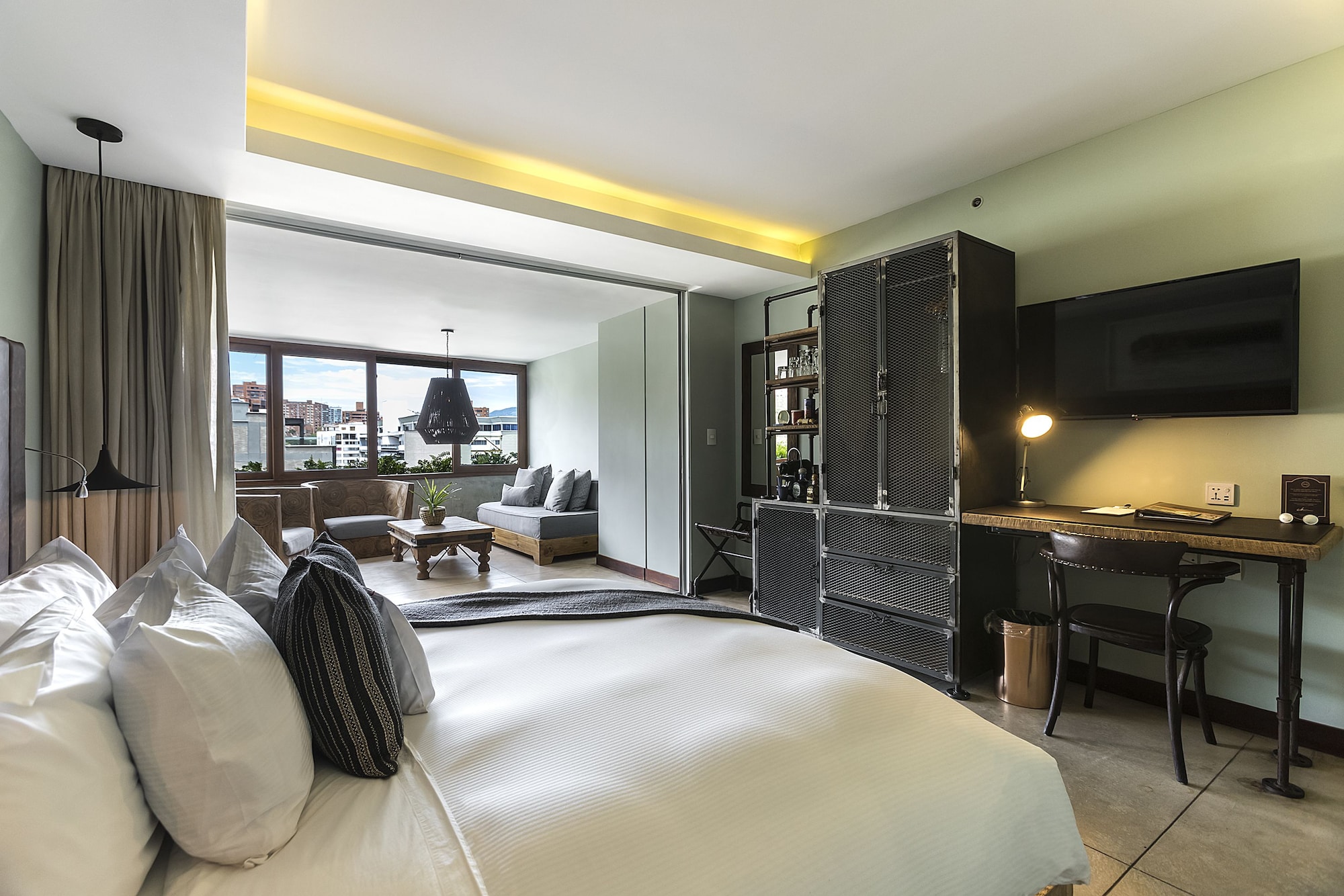 SUITE, KING BED, JETTED TUB