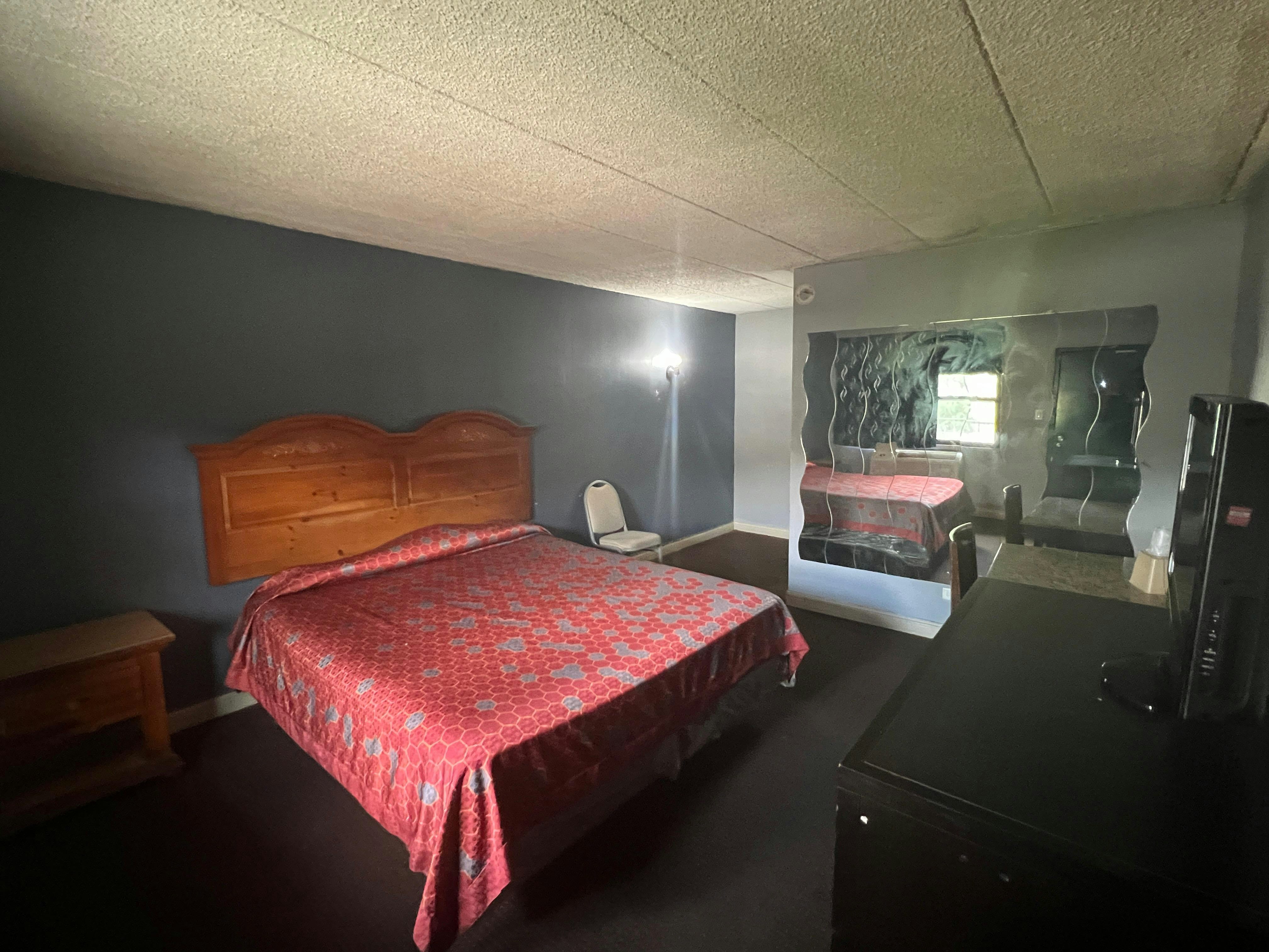 ROOM, KING BED, SMOKING