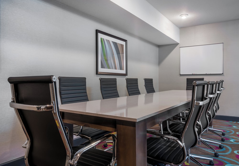 Holiday Inn Express Hotel Suites Ames 54/58
