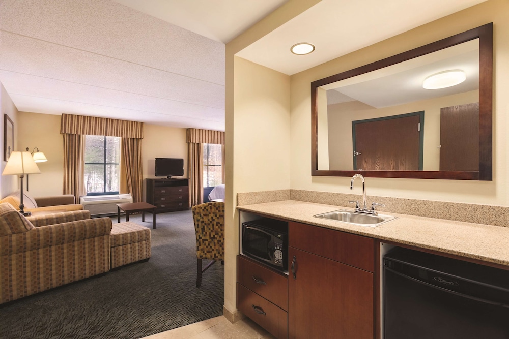 Hampton Inn Suites Lake George 11/61