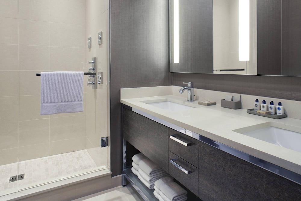 Delta Hotels by Marriott Burnaby Conference Centre 6/46