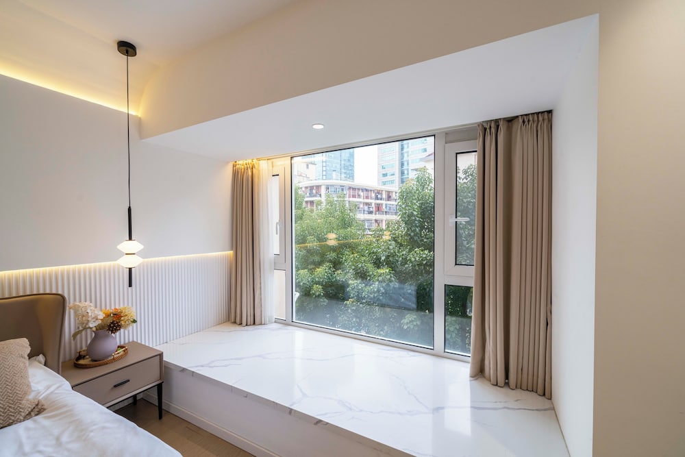 Senior, Apartment, 1 Queen and 1 Double Bed، Book and Bed-People's Square 8/10