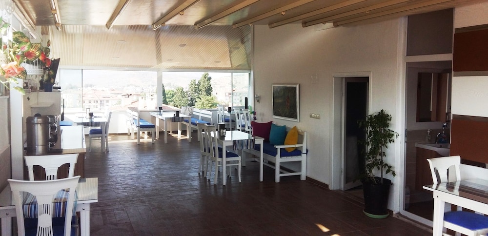 Urkmez Hotel 38/50