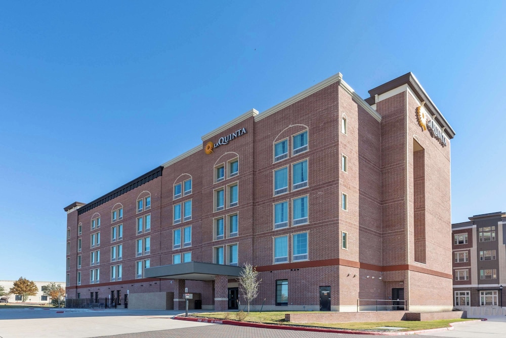La Quinta Inn & Suites by Wyndham Frisco 4/39
