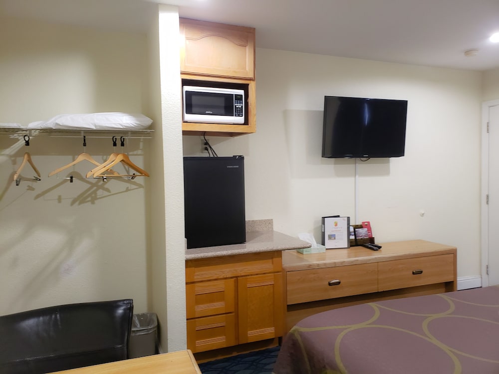 Super 8 By Wyndham Auburn 28/31