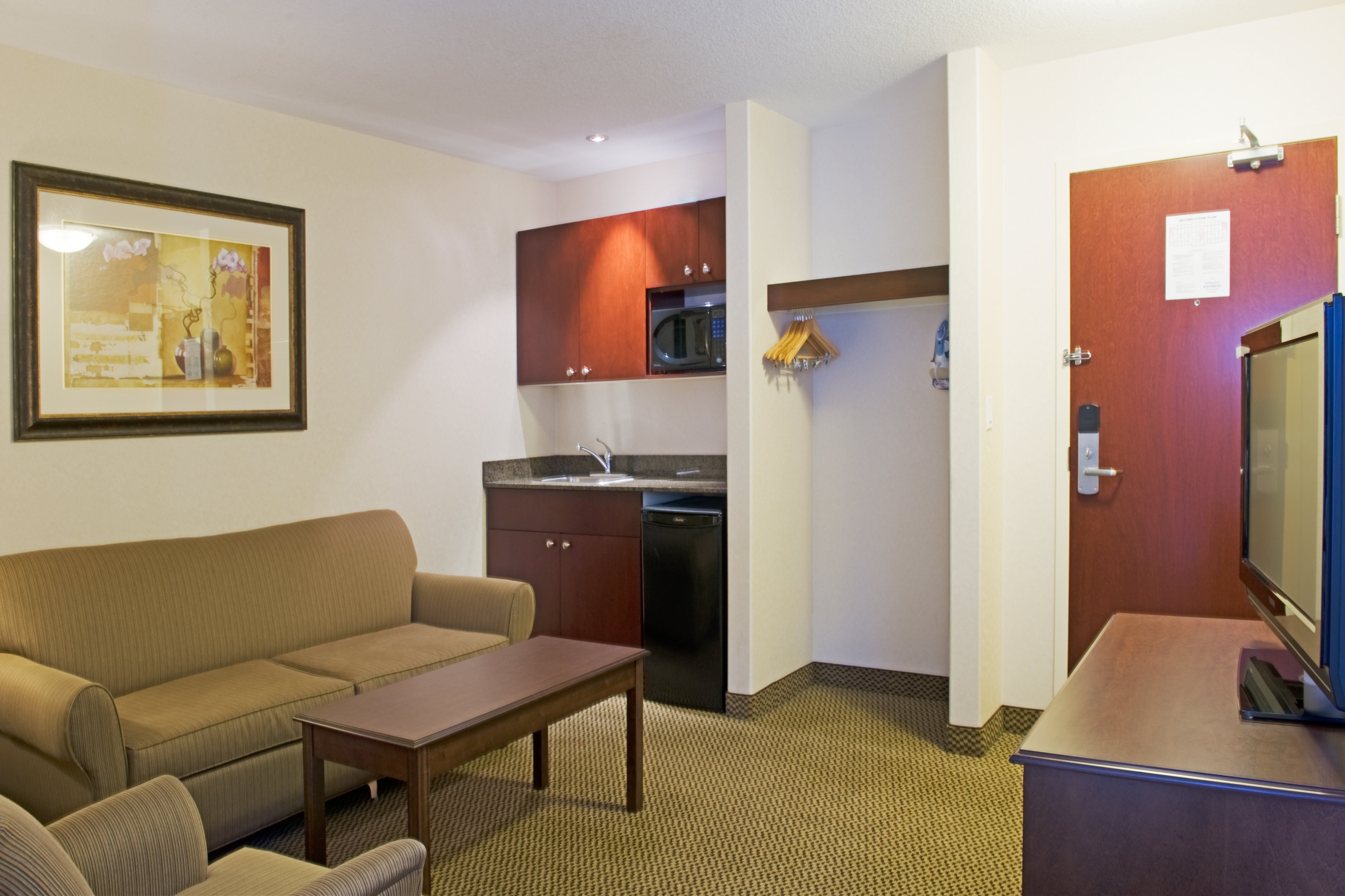 Holiday Inn Express Suites Slave Lake 55/69