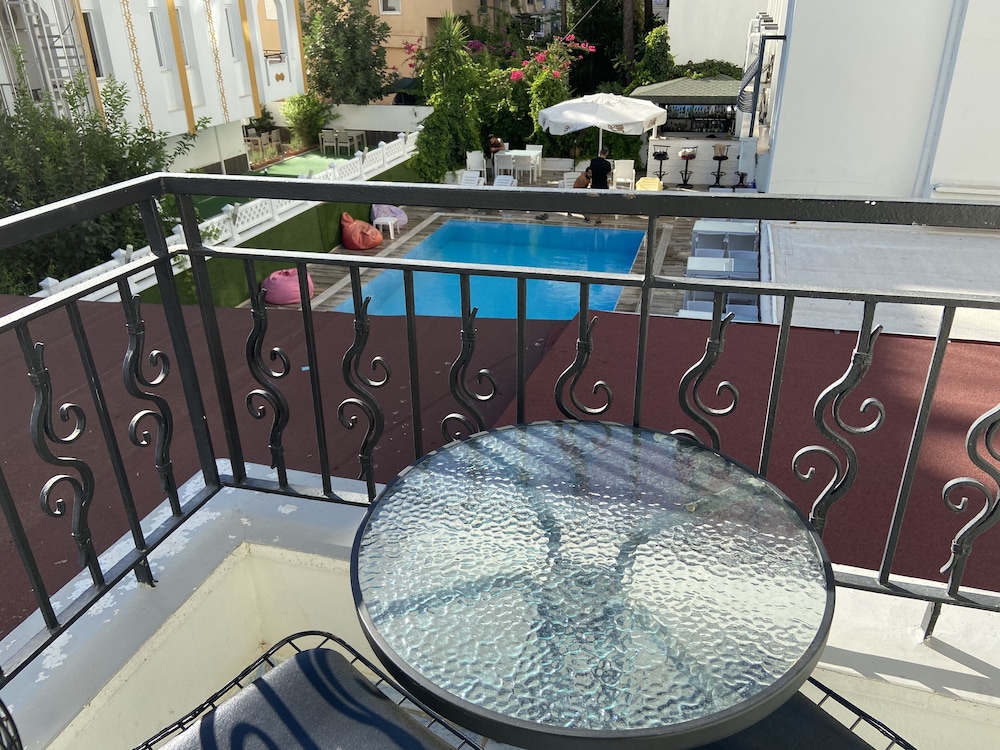 Serenity Suit Hotel 39/50
