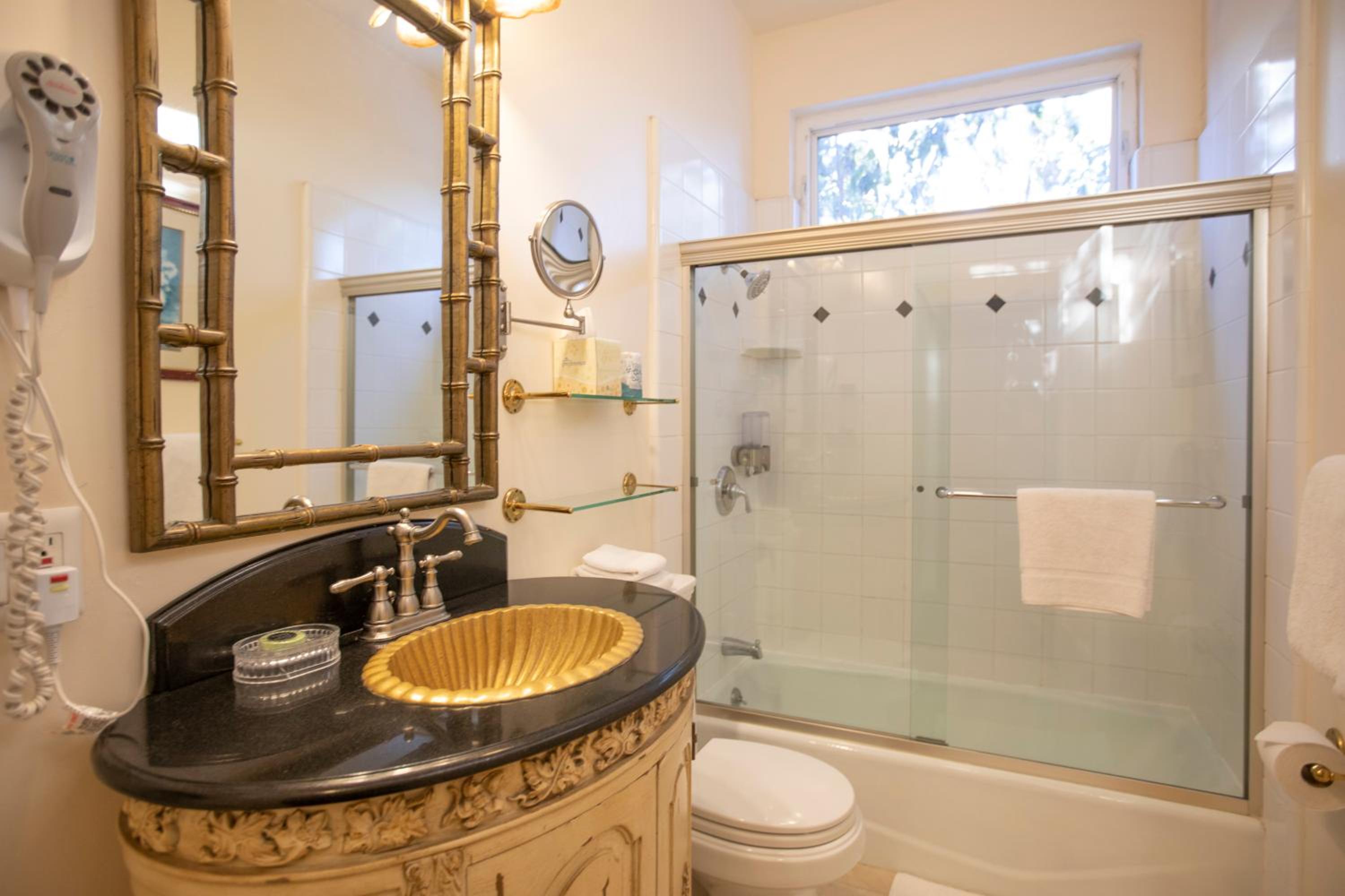 جناح جونيور بسرير كينج، The Washington Square Inn 7/10
