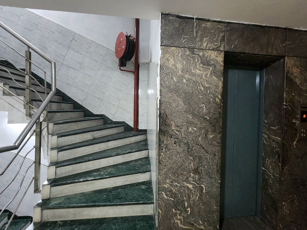 Oyo Rooms 760 Karol Bagh Metro Station 36/50