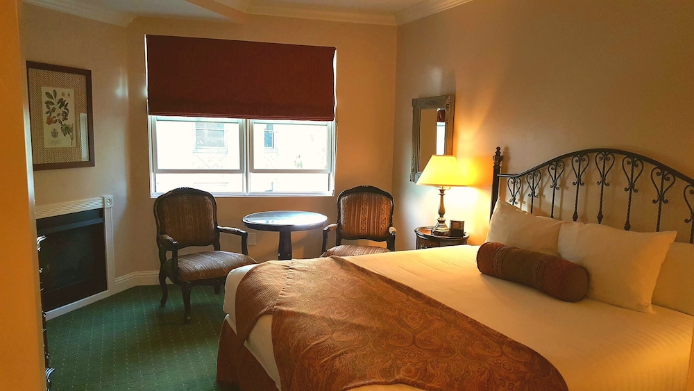 Monterey Hotel 33/68