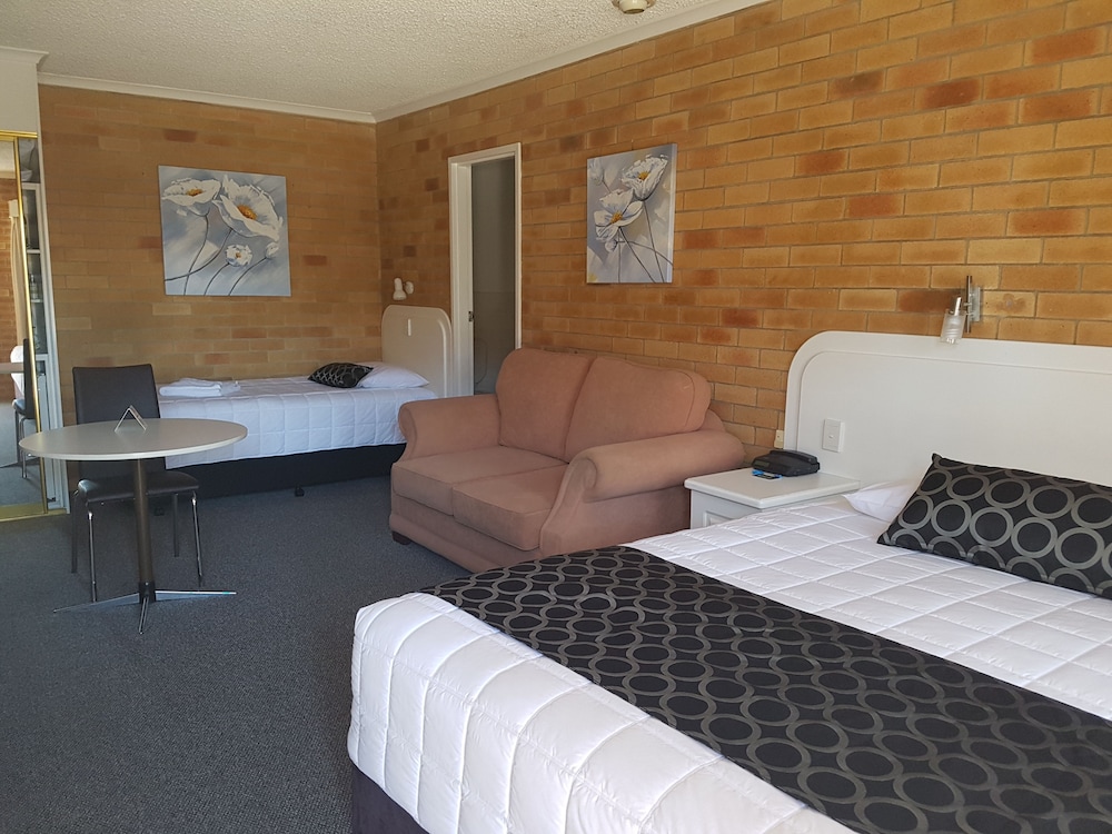COUSINS MOTOR INN 50/62