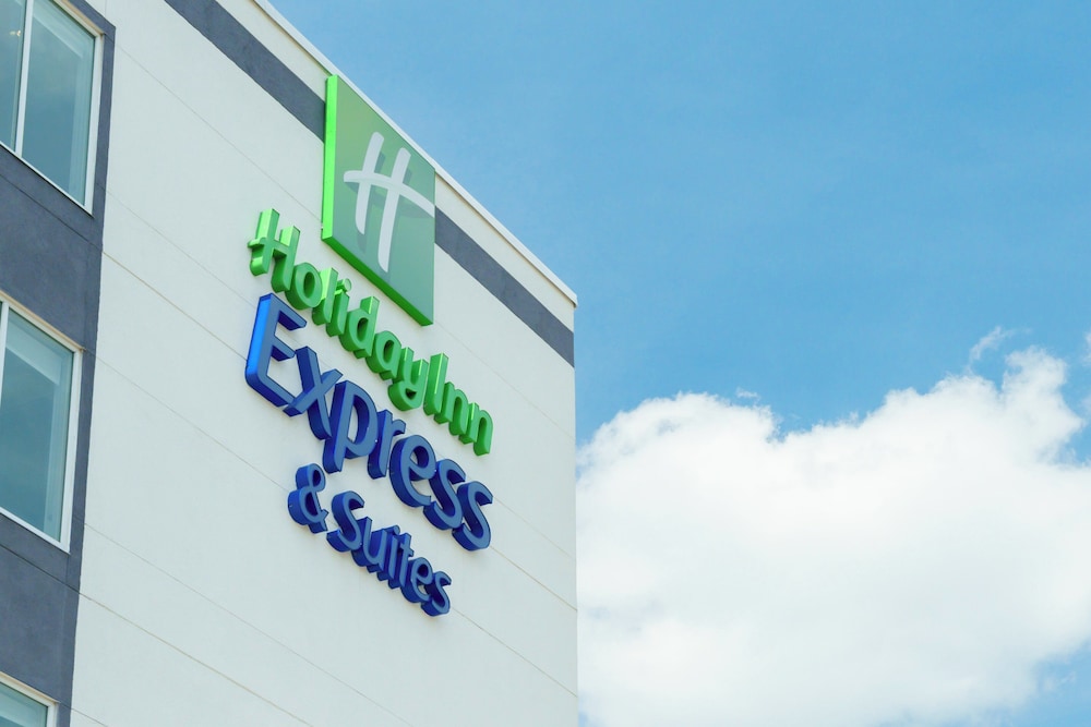 Holiday Inn Express and Suites - Mall of America - MSP Airport 3/68
