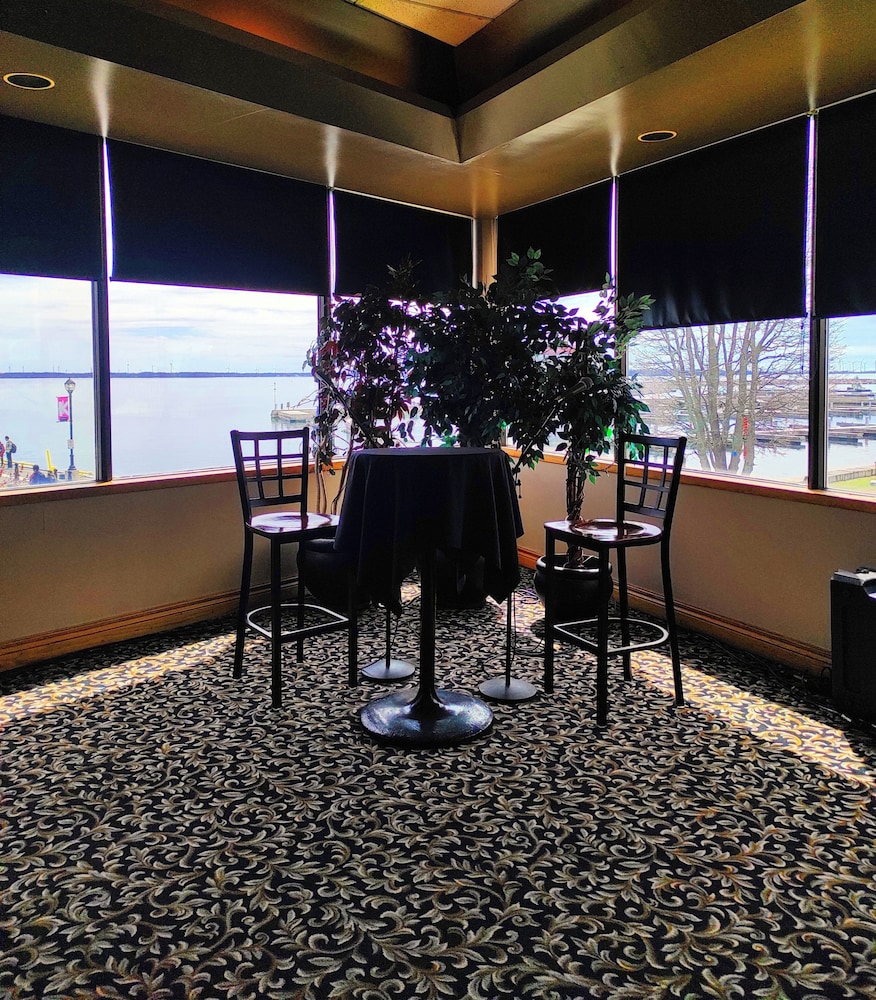 Confederation Place Hotel 47/68