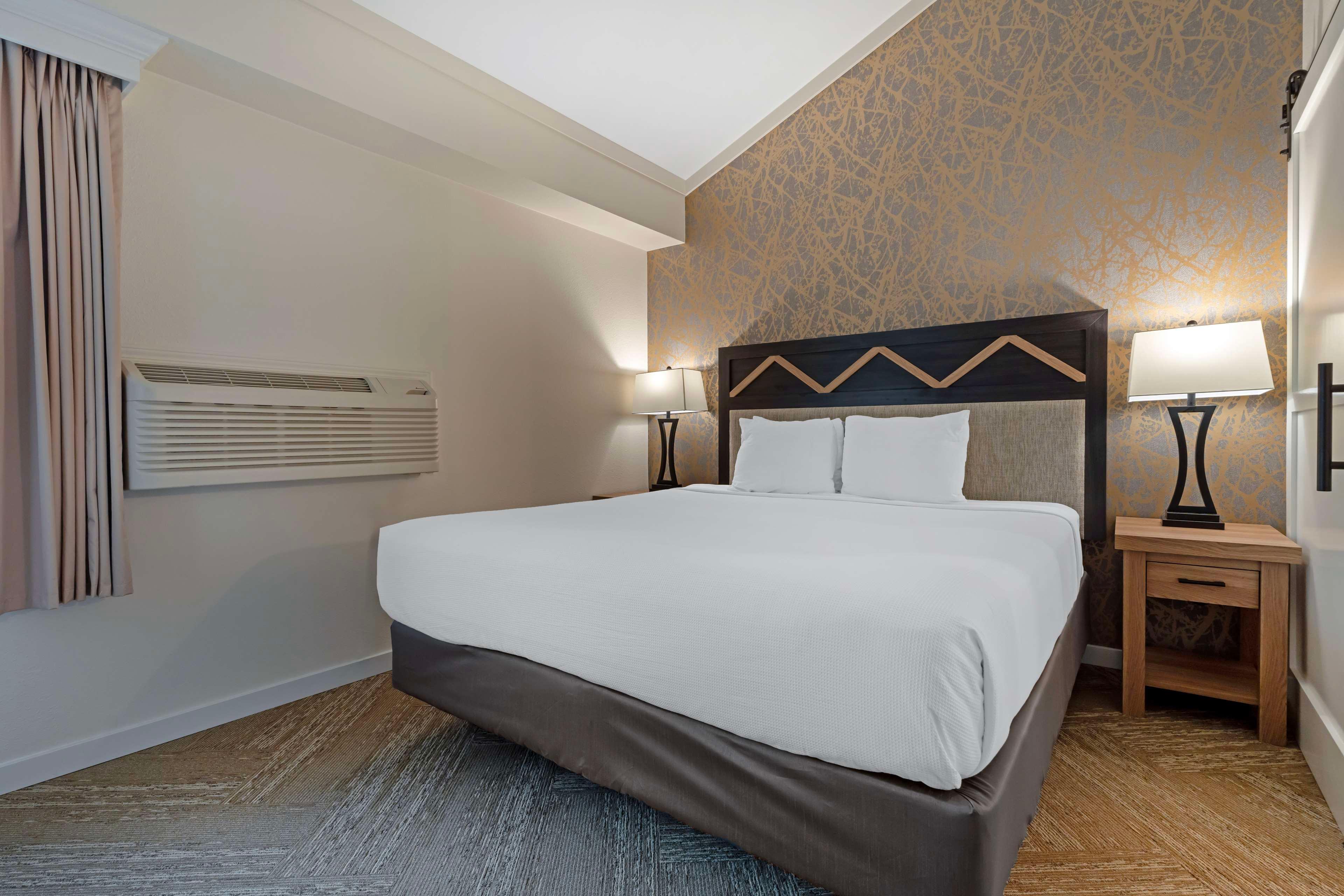 2 Bedrooms, Suite, 2 King Beds, 2 Bathrooms, Sofa, Living Area