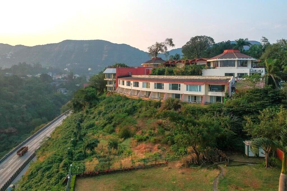 Athiva Resort & Spa Khandala 4/48