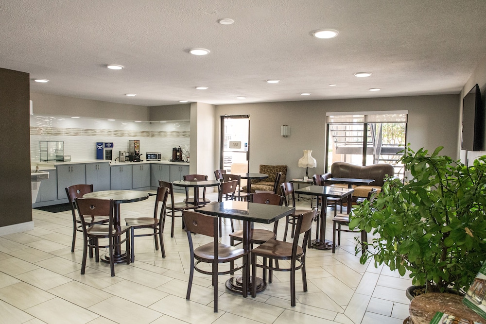 Mockingbird Inn Suites 39/49