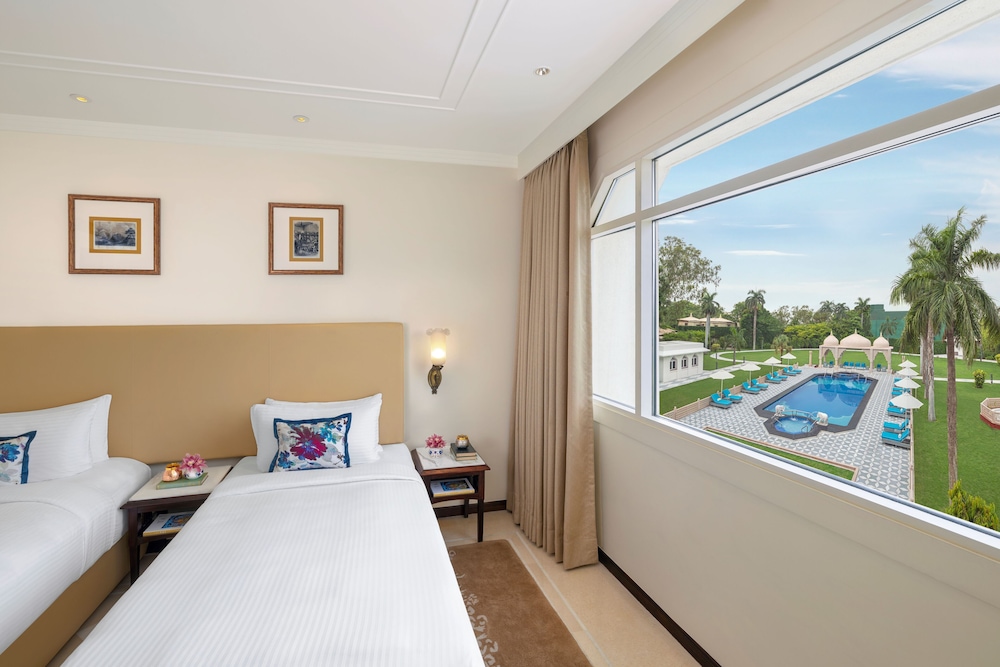02deluxe room pool view twin bed