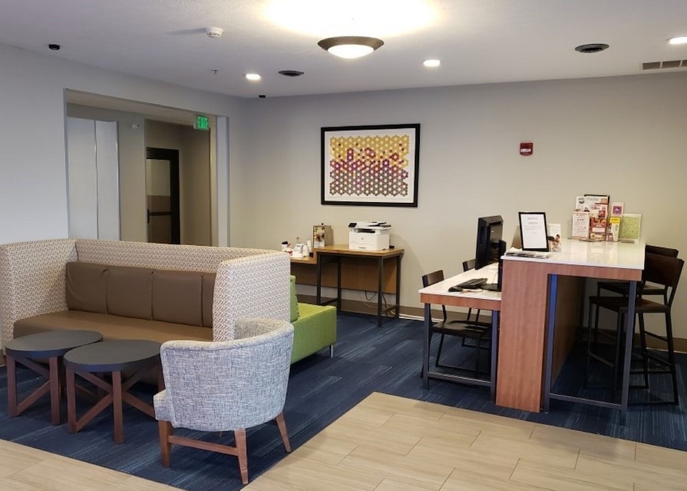 Holiday Inn Express Hotel And Suites Lincoln Airport 35/45