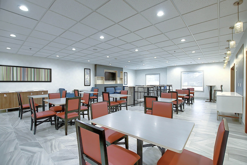 Holiday Inn Express Hotel Suites Airport Calgary 40/52