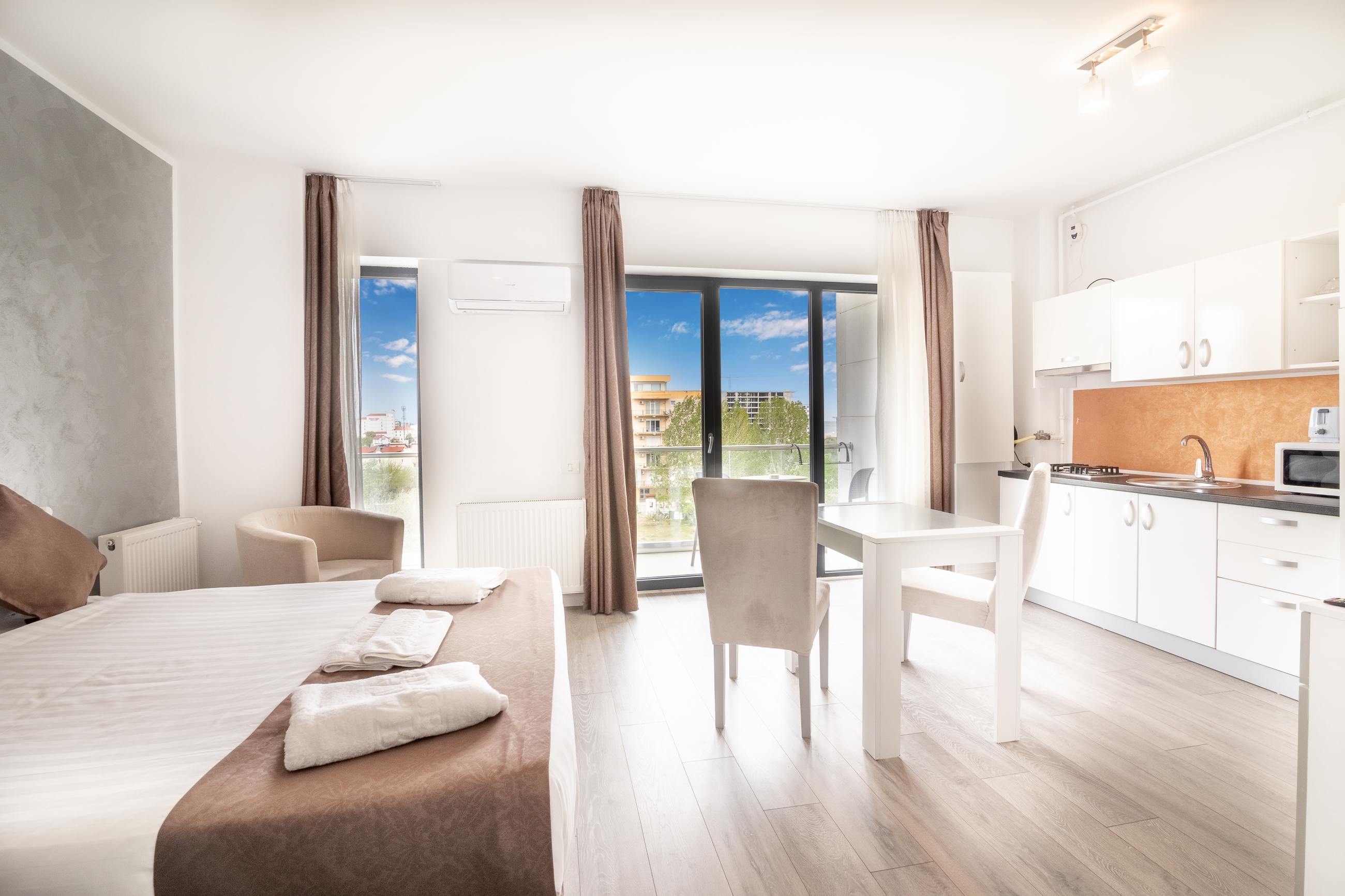 استوديو بسرير كينج بشرفة، Miramare Residence 4/10